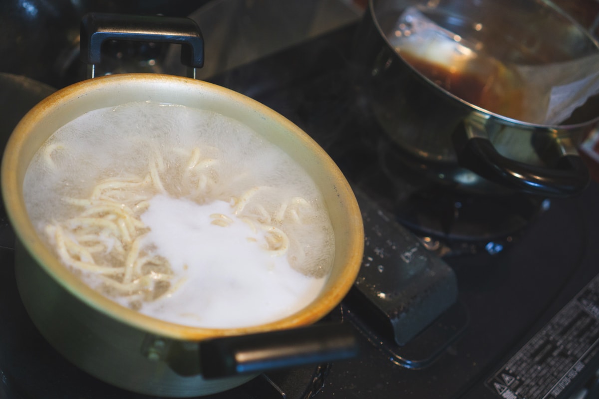 麺とスープを茹でる