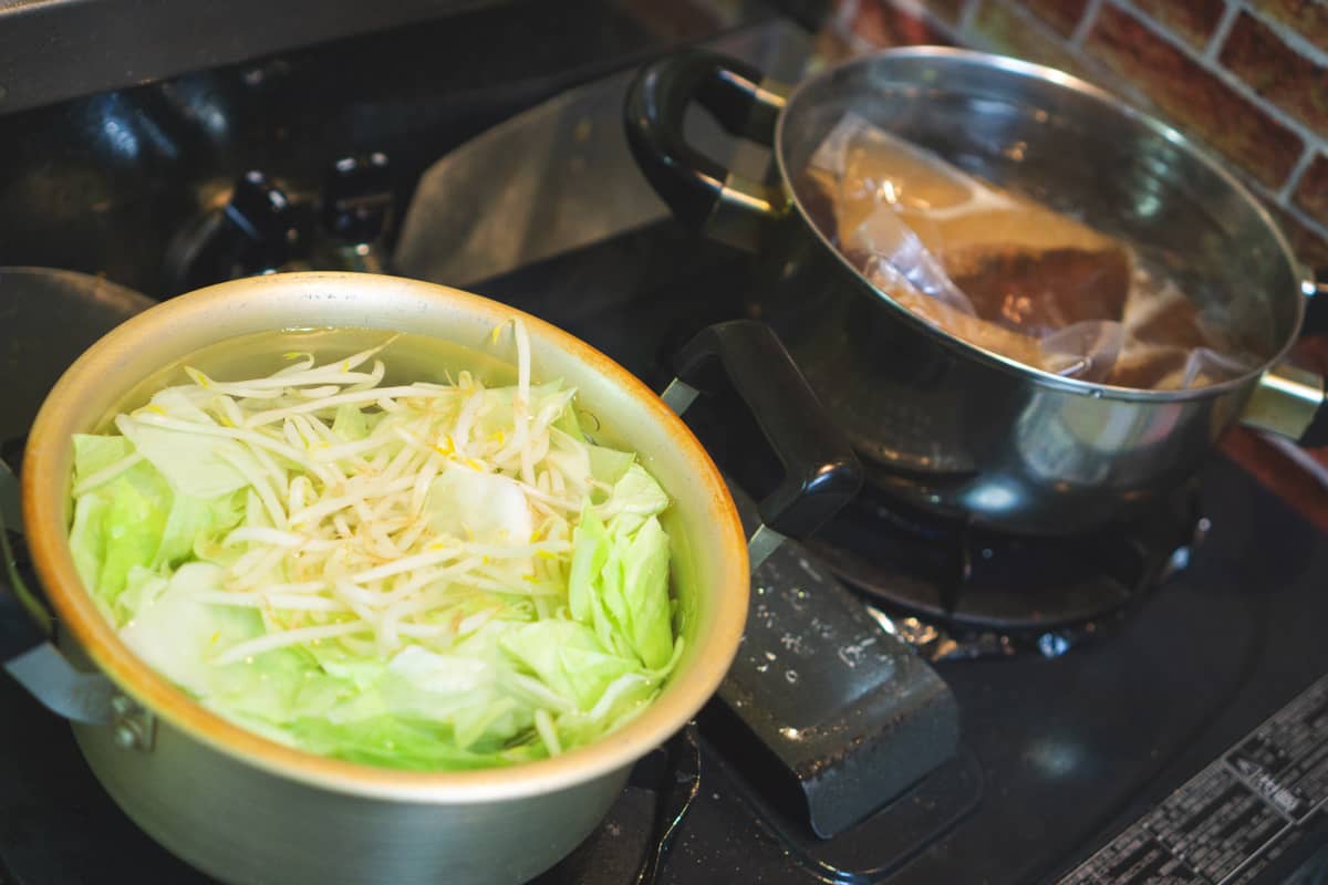 スープと野菜を茹でる