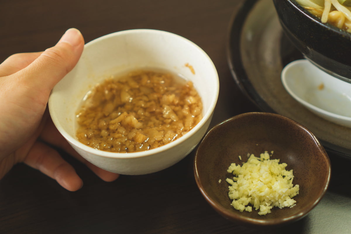 味付きアブラとニンニクは別皿に