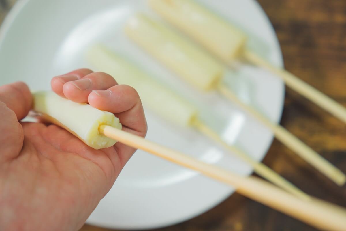 チーズに割り箸を刺す