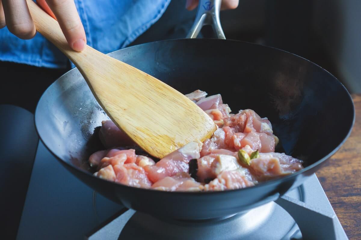 2分間肉を炒める