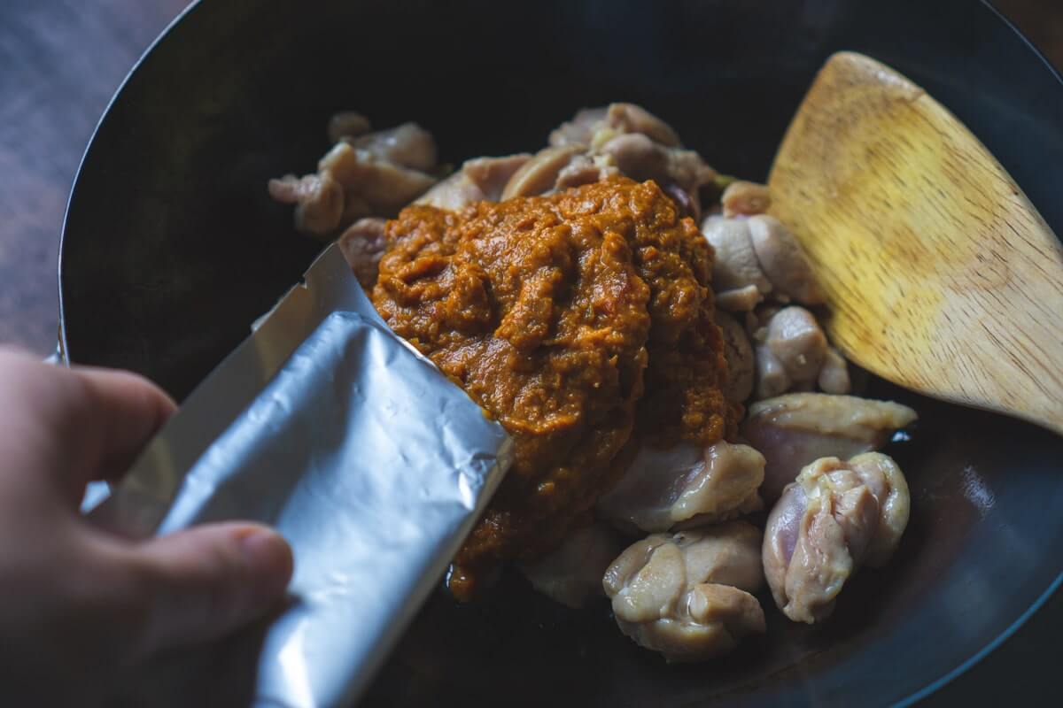 カレーグレイビーをビャーッと全部入れます