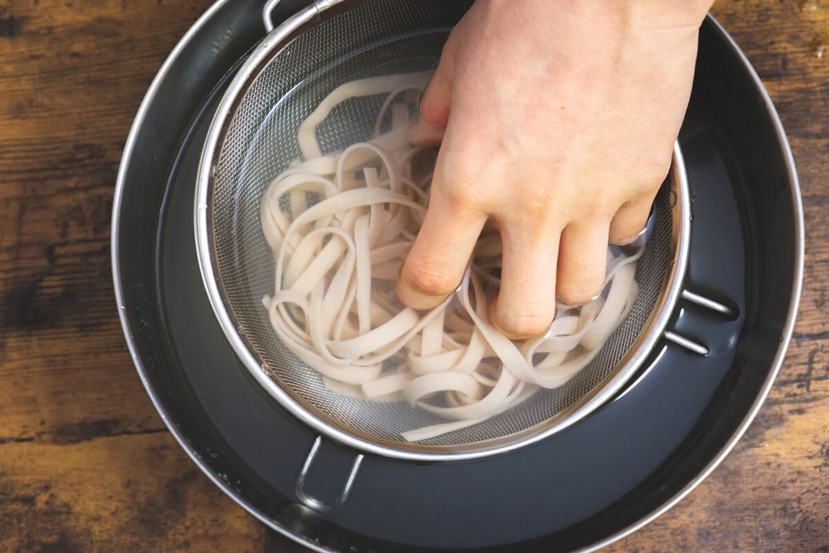 スーパークレンズパスタを水でしめる