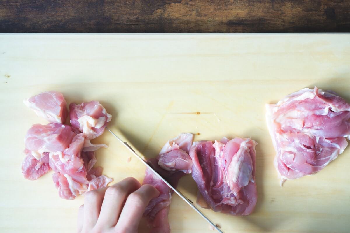 鶏もも肉を一口サイズに