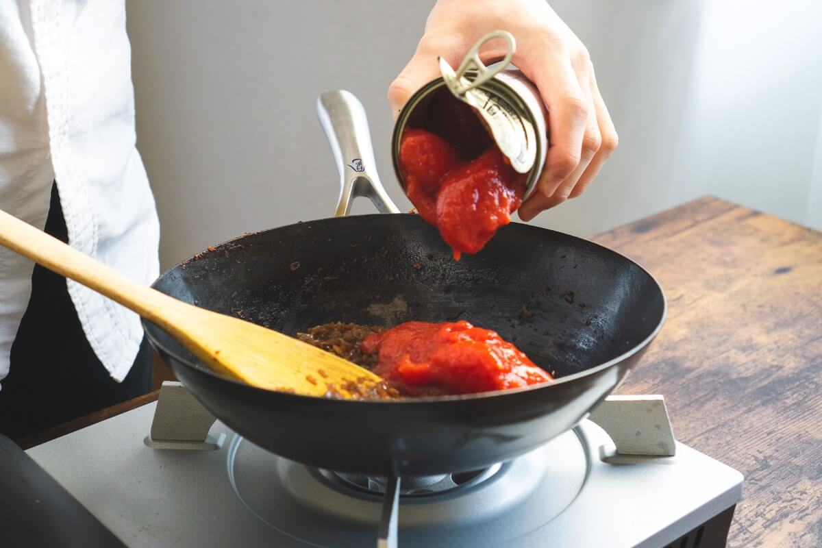 トマト缶を入れる