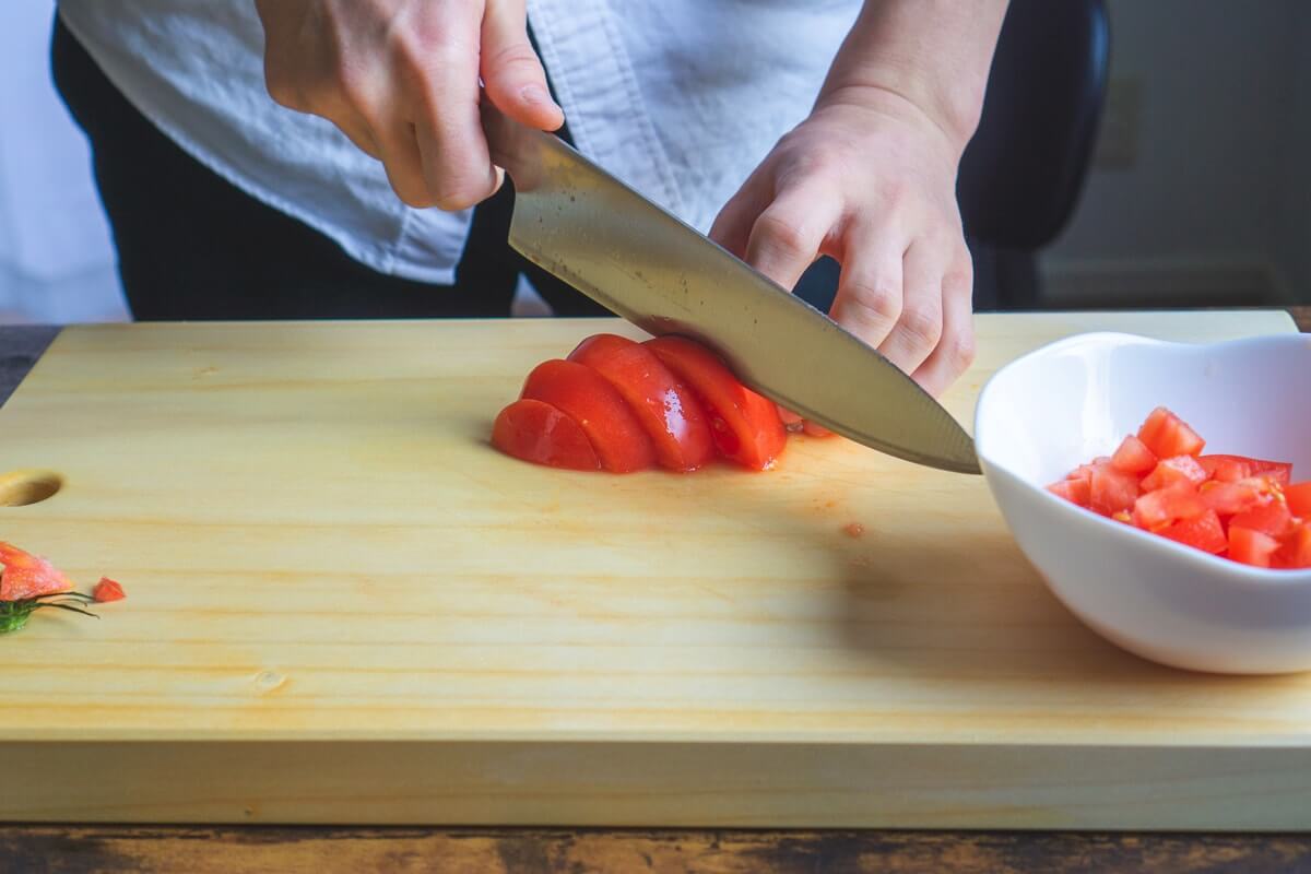 トマトは適当に角切り