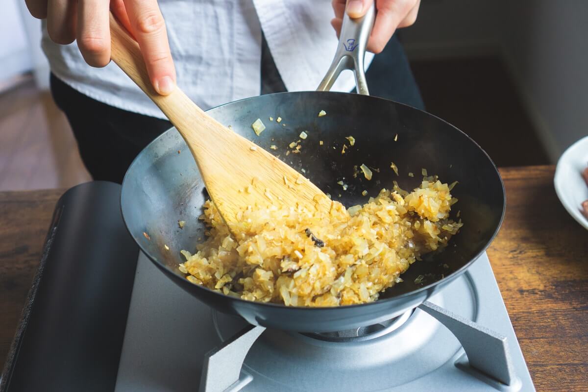 5分くらい炒めると水分が抜けて焼き色が