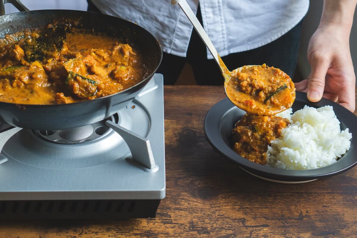 カレーを盛り付ける