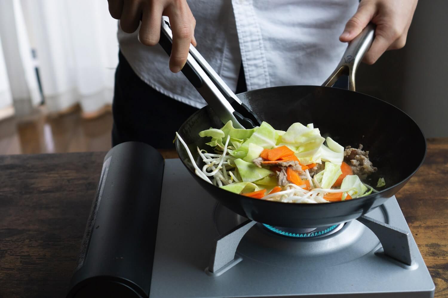 チャーハンや野菜炒めなどの炒め物は深底の「打出し鉄フライパン」