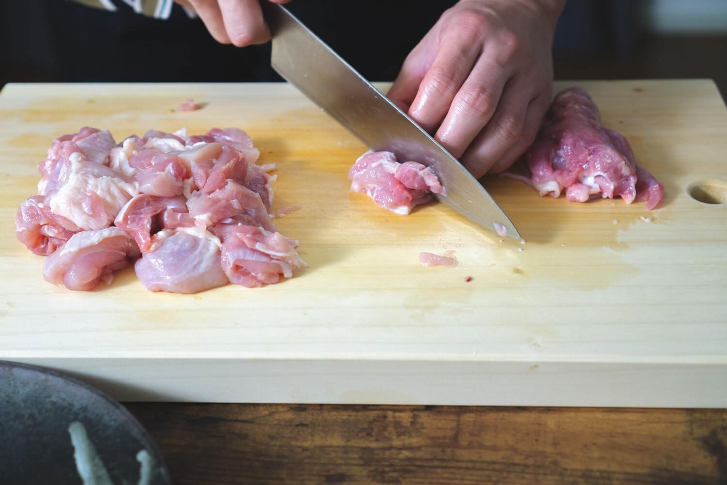 鶏もも肉は食べやすい大きさに切ります