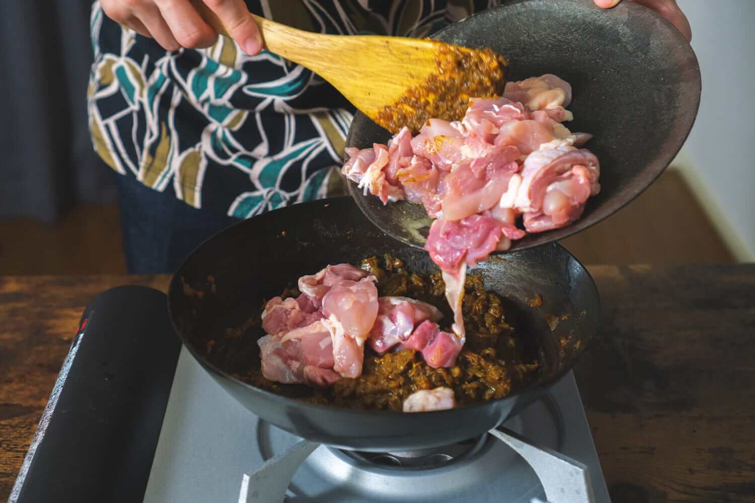 鶏もも肉を加えてサッと炒める