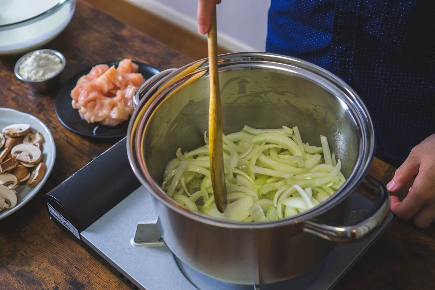 バターで玉ねぎを炒める