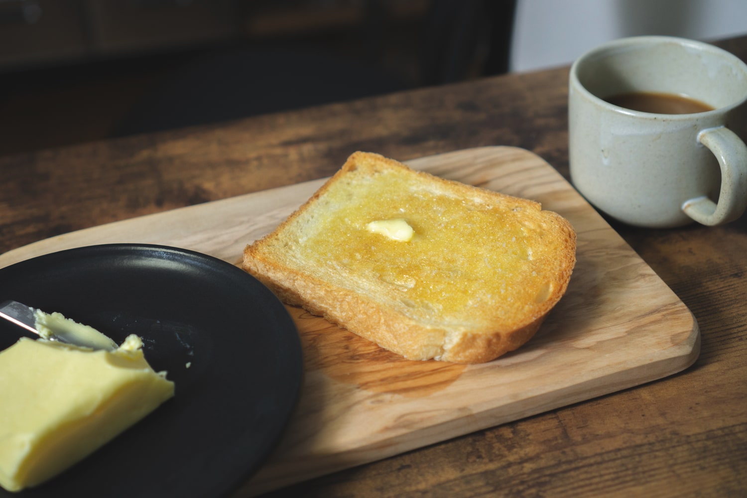 グラスフェッドバター食パンにたっぷりのせる