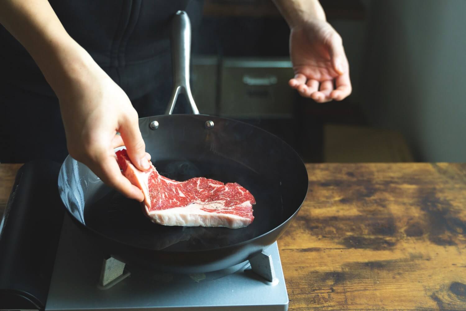 ステーキやハンバーグなど焼き物には底が平たい「スーパー鉄」