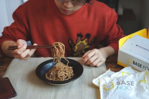 完全食「BASE NOODLE(ベースヌードル)」はまずいのか?!50食以上食べた感想!【口コミ・評判】
