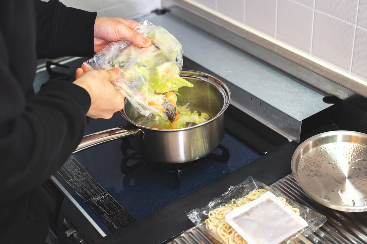 野菜と麺を入れる